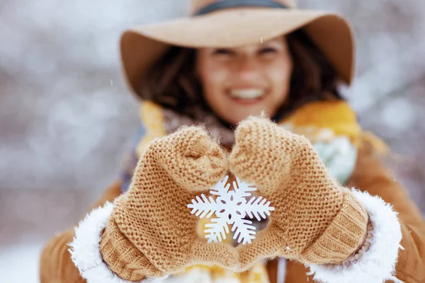 Zbliżenie Szczęśliwą Kobietę Brązowym Kapeluszu Szaliku Rękawiczkami Płatkiem Śniegu Płaszczu — Zdjęcie stockowe