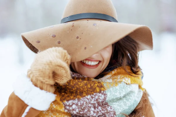 Uśmiechnięta Elegancka Kobieta Brązowym Kapeluszu Szaliku Rękawiczkach Świeżym Powietrzu Parku — Zdjęcie stockowe