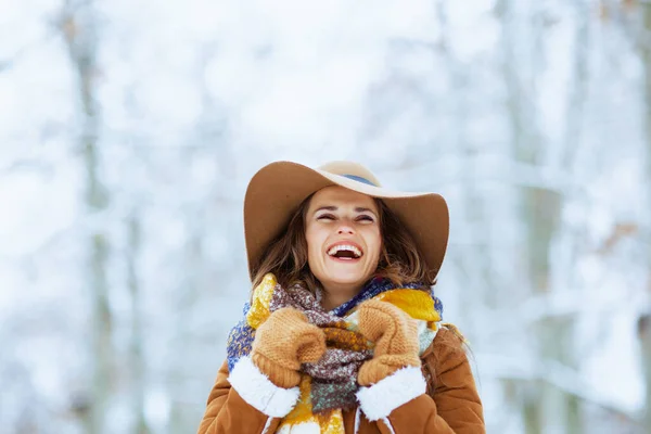 Ευτυχισμένη Σύγχρονη Γυναίκα Καφέ Καπέλο Και Μαντήλι Γάντια Παλτό Από — Φωτογραφία Αρχείου
