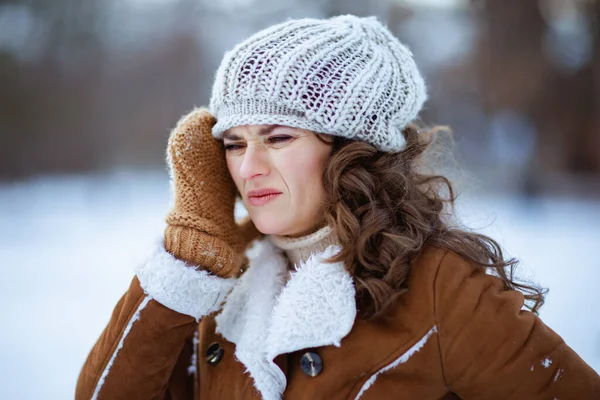 Femme Moderne Stressée Avec Des Mitaines Dans Chapeau Tricoté Manteau — Photo