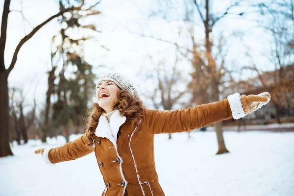 Elegante Donna Mezza Età Sorridente Con Guanti Cappello Maglia Cappotto — Foto Stock