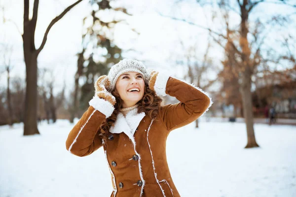 Glückliches Stilvolles Weibchen Mit Fäustlingen Strickmütze Und Schaffellmantel Winter Draußen — Stockfoto