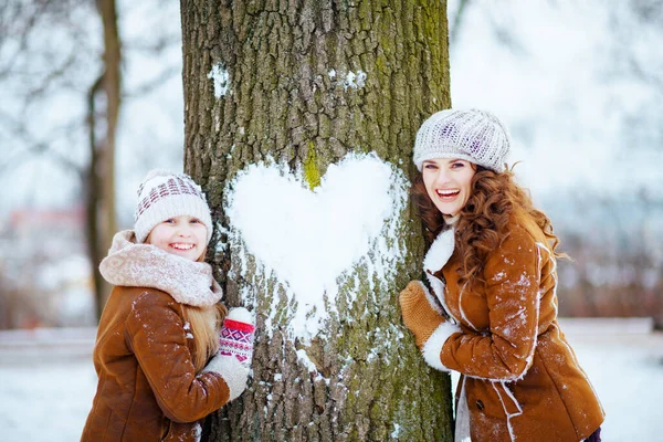 Happy Modern Mother Child Knitted Hats Sheepskin Coats Mittens Knitted — Stock Photo, Image