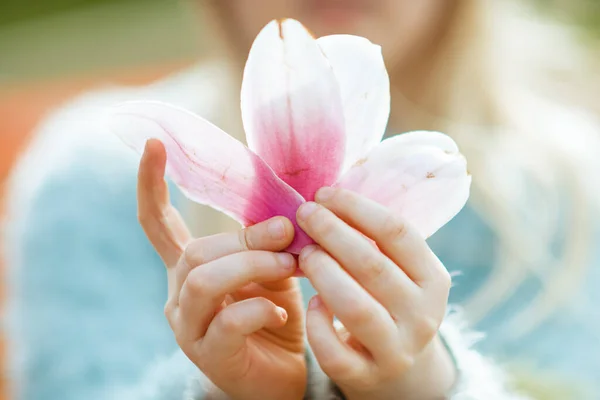Yazın Çocuk Elinde Manolya Yapraklarına Yakın Çekim — Stok fotoğraf