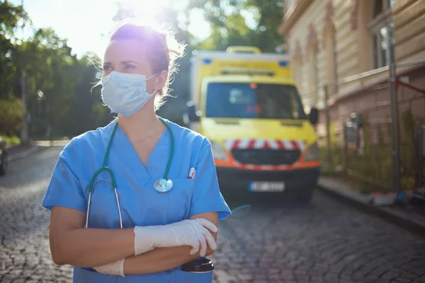 Pandemia Covid Moderna Medico Donna Uniforme Con Stetoscopio Maschera Medica — Foto Stock