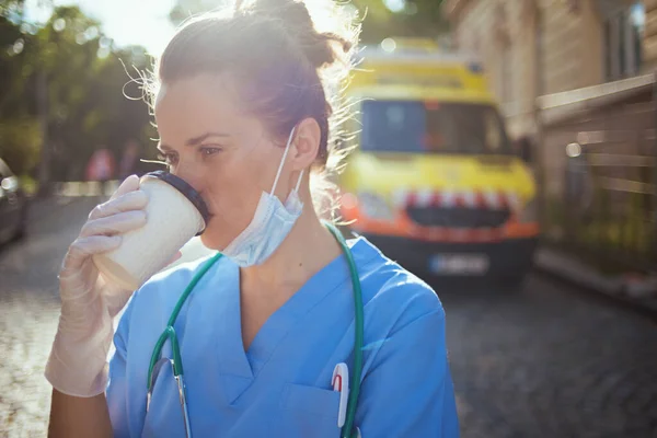 Pandemi Vid Trött Modern Läkare Kvinna Uniform Med Stetoskop Medicinsk — Stockfoto