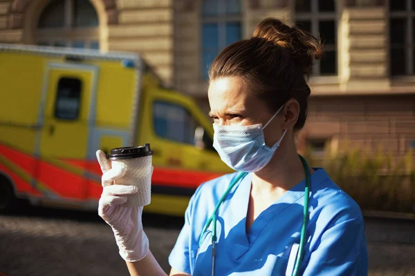 Pandemia Covid Stanco Medico Moderno Donna Uniforme Con Stetoscopio Maschera — Foto Stock