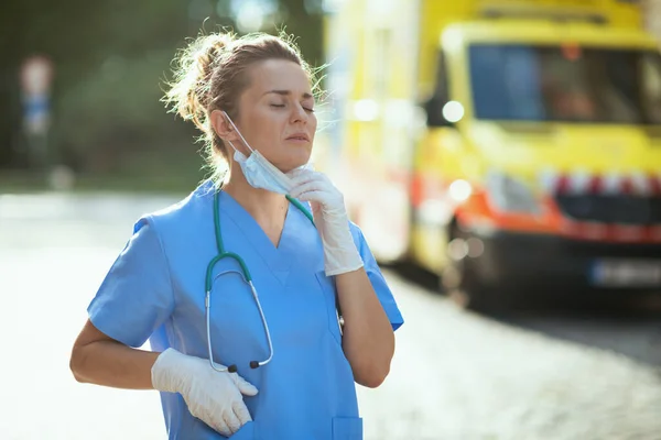 Coronaviruspandemi Trött Modern Paramedisk Kvinna Buskar Med Stetoskop Och Medicinsk — Stockfoto