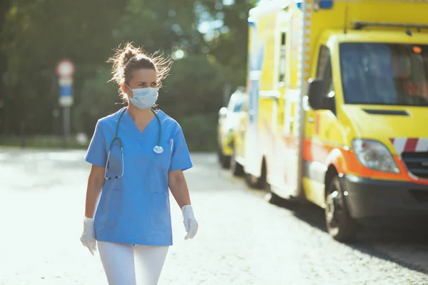 Coronavirus Pandemic Modern Paramedic Woman Scrubs Stethoscope Medical Mask Walking — Stock Photo, Image