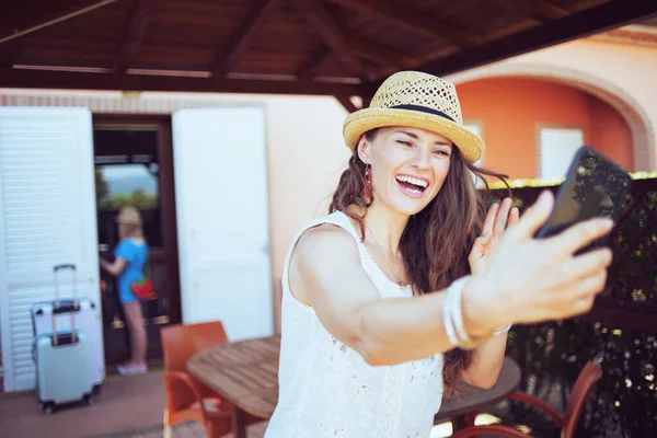 Sonriente Madre Elegante Niños Turistas Sombreros Con Bolsas Carro Que —  Fotos de Stock