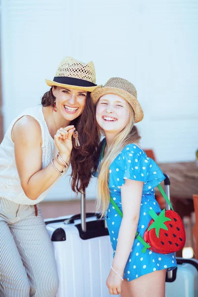 Ritratto Madre Figlia Sorridente Elegante Cappelli Con Borse Rotelle Chiavi — Foto Stock