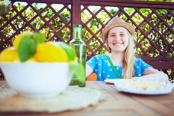 Lächelndes Modernes Kind Blauem Overall Und Hut Mit Grüner Limonadenflasche — Stockfoto