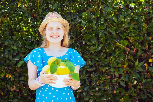 Portret Uśmiechniętej Modnej Dziewczyny Kolorze Niebieskim Kapelusz Talerzem Lokalnych Cytryn — Zdjęcie stockowe