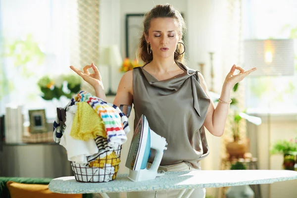 Entspannte Trendfrau Seidenbluse Und Beiger Hose Mit Dampfbügeleisen Gewaschenem Wäschekorb — Stockfoto