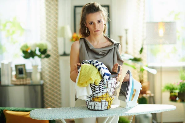 Trieste Stijlvolle Jaar Oude Huisvrouw Zijden Blouse Beige Broek Met — Stockfoto