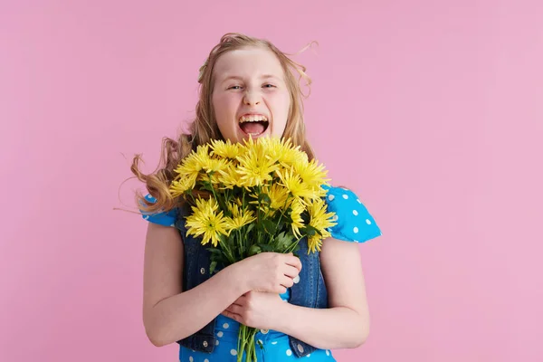 Criança Elegante Feliz Com Longos Cabelos Louros Ondulados Com Flores — Fotografia de Stock