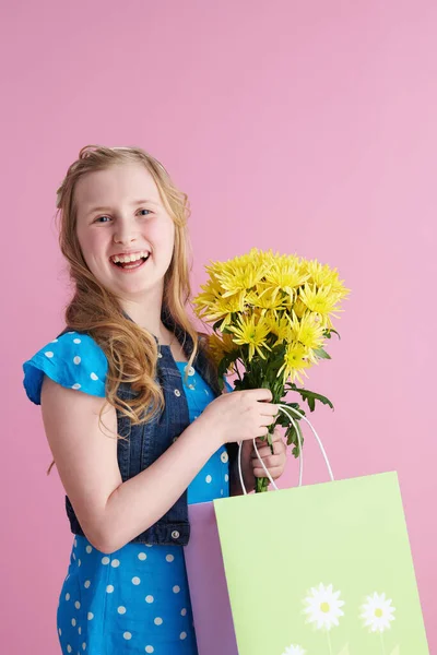Criança Elegante Feliz Com Longos Cabelos Louros Ondulados Com Flores — Fotografia de Stock