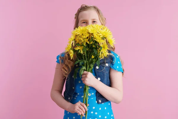 Gelukkig Modern Meisje Met Lang Golvend Blond Haar Met Gele — Stockfoto