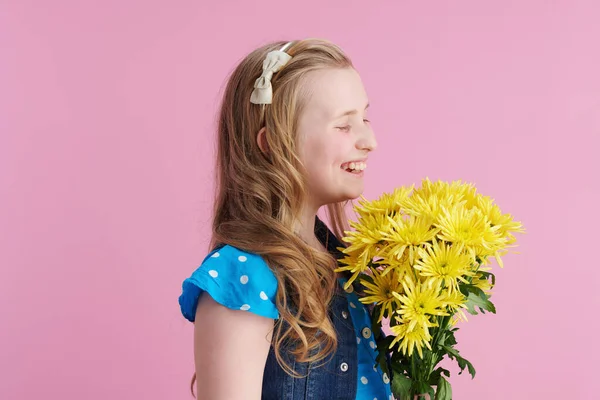 Gelukkig Modern Kind Gestippelde Blauwe Overall Met Gele Chrysanten Bloemen — Stockfoto