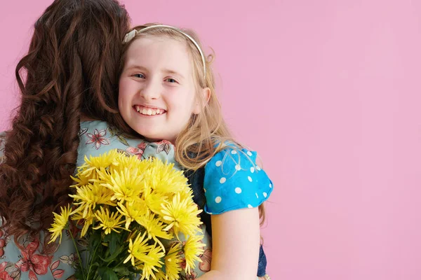 Sonriente Madre Niño Moda Con Pelo Ondulado Largo Con Flores —  Fotos de Stock