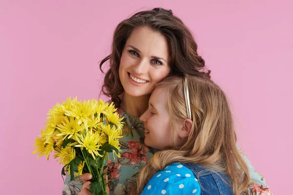 Sarı Kasımpatı Çiçekleri Ile Uzun Dalgalı Saçlı Mutlu Anne Kız — Stok fotoğraf