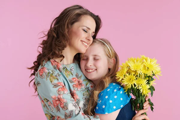 노란색 장미꽃 장미꽃 분홍색 배경을 감싸고 아름다운 어머니와 아이의 — 스톡 사진
