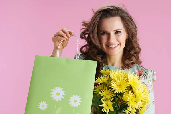 Retrato Mujer Moda Sonriente Con Cabello Largo Ondulado Morena Con — Foto de Stock