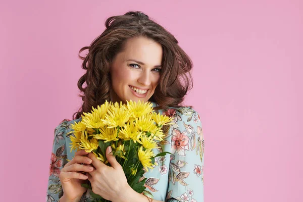 Sonriente Mujer Moderna Con Pelo Largo Ondulado Morena Con Flores —  Fotos de Stock