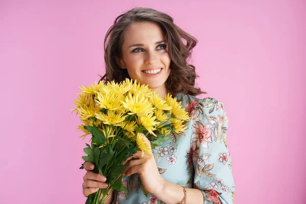 Tersenyum Tahun Wanita Tua Dalam Gaun Bunga Dengan Bunga Chrysanthemums — Stok Foto