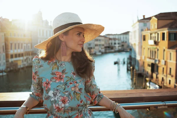 Mujer Viajera Elegante Relajado Vestido Floral Con Sombrero Que Tiene —  Fotos de Stock