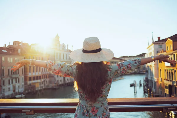 Visto Desde Atrás Mujer Joven Vestido Floral Con Sombrero Puente — Foto de Stock