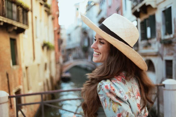 Mulher Turística Elegante Feliz Vestido Floral Com Chapéu Sightseeing Veneza — Fotografia de Stock