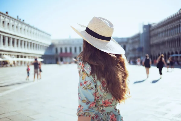 Visto Dietro Trendy Viaggiatore Solista Donna Abito Floreale Con Cappello — Foto Stock