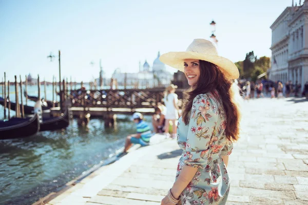 Glimlachende Moderne Reiziger Vrouw Bloemenjurk Met Hoed Sightseeing Dijk Venetië — Stockfoto