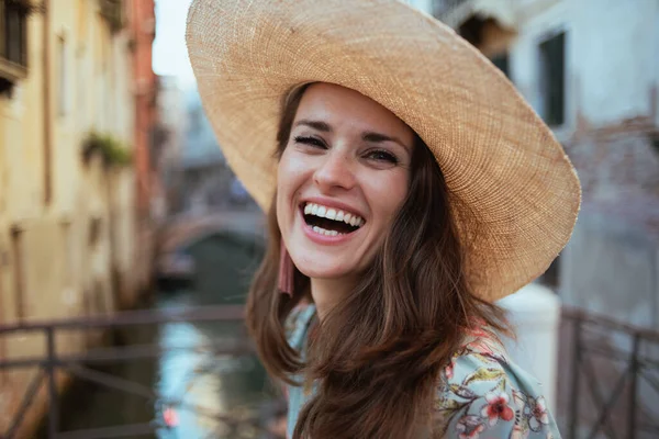 ヴェネツィア イタリアでの遠足を持っている帽子と花のドレスで幸せな現代女性の肖像 — ストック写真