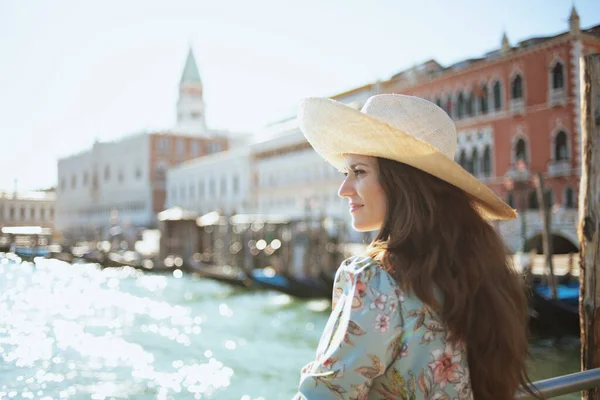 Pensive Trendy Solo Tourist Woman Floral Dress Hat Sightseeing Embankment — Stock Photo, Image