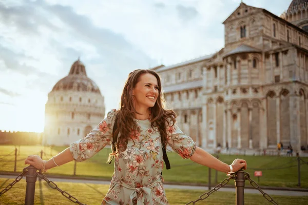 Sorridente Viaggiatore Alla Moda Mezza Età Donna Abito Floreale Con — Foto Stock