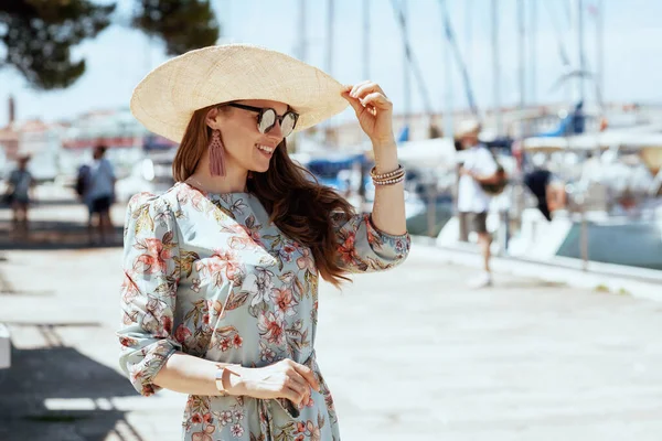 Happy Trendy Solo Traveller Woman Floral Dress Sunglasses Hat Pier — Stock Photo, Image