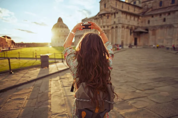 Visto Dietro Giovane Donna Abito Floreale Con Fotocamera Vintage Zaino — Foto Stock