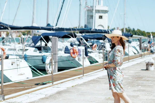 Çiçekli Elbiseli Güneş Gözlüklü Iskelede Şapkası Olan Mutlu Modaya Uygun — Stok fotoğraf
