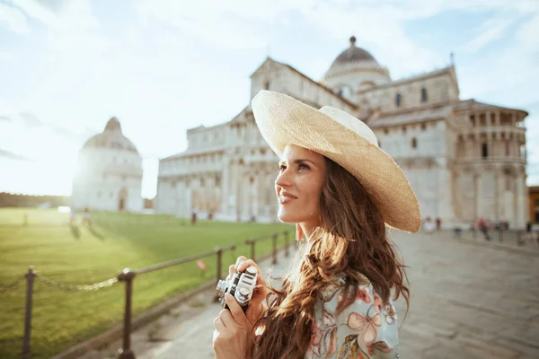 Felice Donna Elegante Abito Floreale Con Fotocamera Vintage Cappello Piazza — Foto Stock