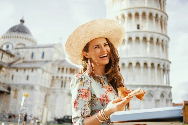 Feliz Moderna Mulher Viajante Meia Idade Vestido Floral Com Pizza — Fotografia de Stock