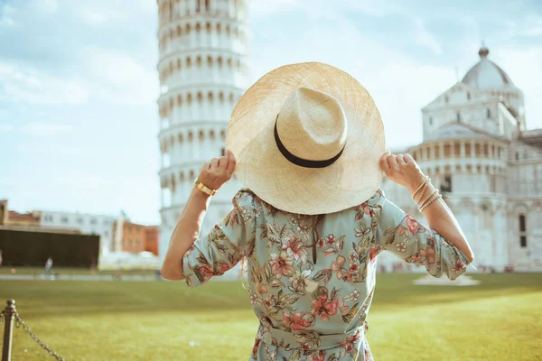 Visto Por Trás Uma Turista Solitária Vestido Floral Com Chapéu — Fotografia de Stock