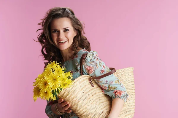 Sonriente Joven Con Pelo Largo Ondulado Morena Con Flores Crisantemos — Foto de Stock