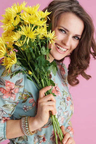 Porträtt Glad Ung Kvinna Blommig Klänning Med Gula Krysantemum Blommor — Stockfoto