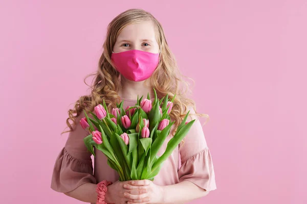 Портрет Стильного Ребенка Розовом Платье Тюльпанами Букет Розовая Маска Изолированы — стоковое фото
