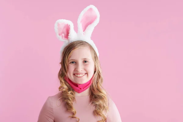 Mutlu Paskalyalar Pembe Elbiseli Şık Çocuk Pembe Maskeli Pembe Kulaklı — Stok fotoğraf