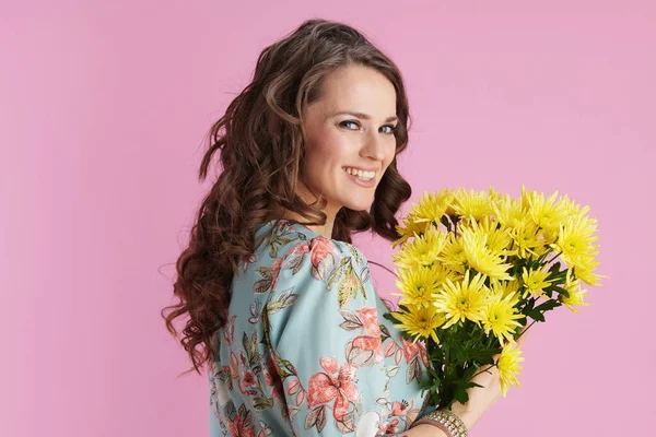 Glücklich Trendige Frau Mittleren Alters Mit Langen Welligen Brünetten Haaren — Stockfoto