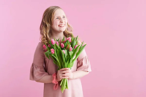 Gelukkig Stijlvol Kind Roze Jurk Met Tulpen Boeket Geïsoleerd Roze — Stockfoto