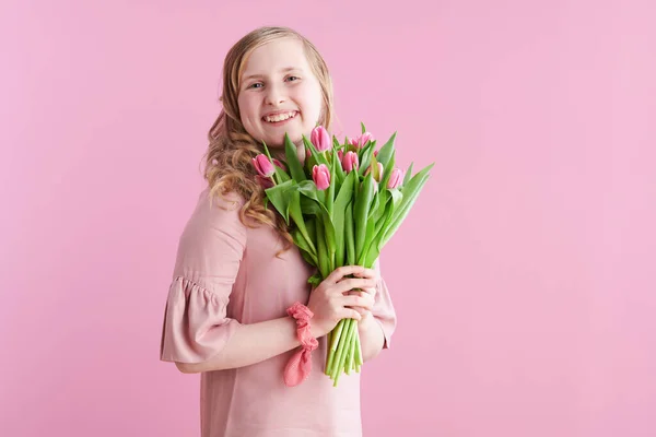 Uśmiechnięta Stylowa Dziewczyna Długimi Falującymi Blond Włosami Tulipanami Bukiet Izolowany — Zdjęcie stockowe